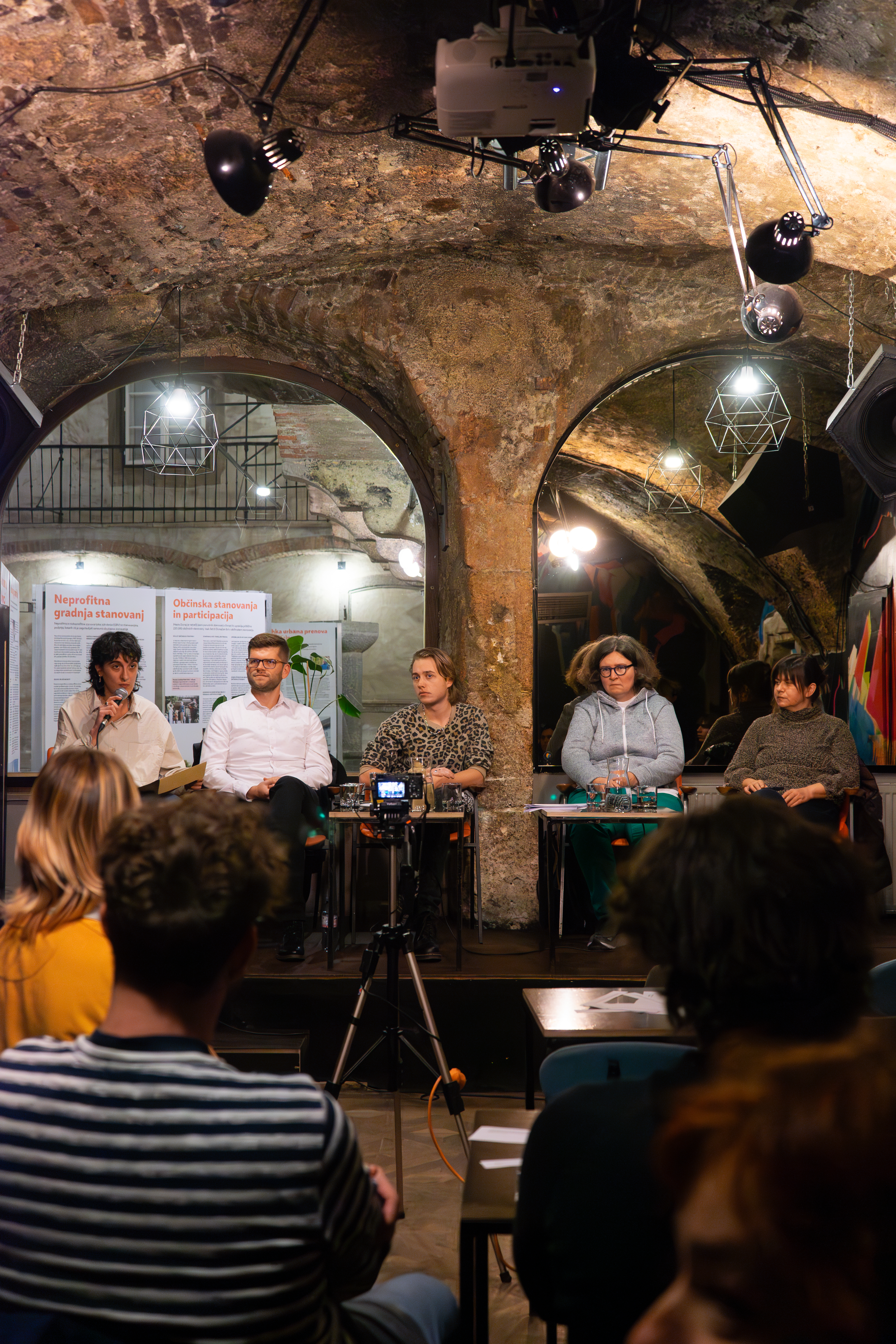 Govorke (od leve proti desni): Neo Nova, Sebastjan Sitar, Rene Koradin, Barbara Rajgelj in Nataša Posel. Fotografinja: Urša Rahne.